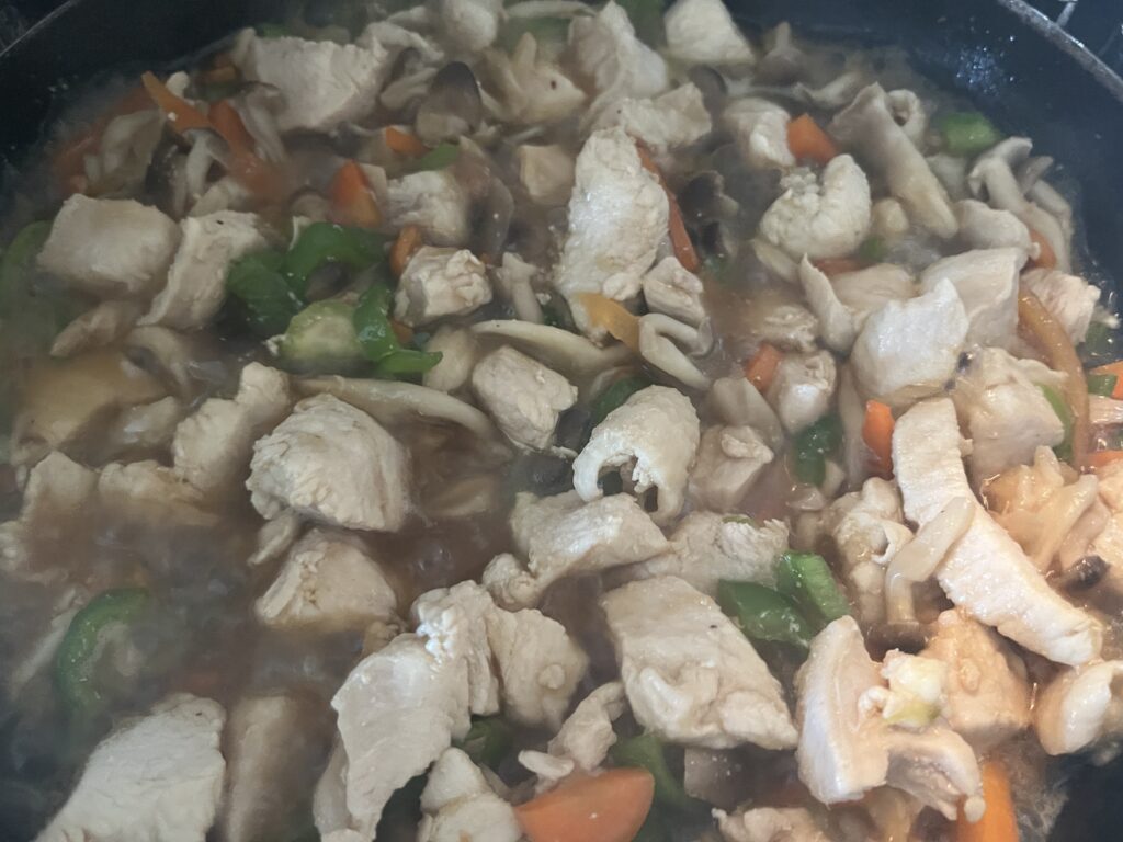 鶏むね肉と野菜を甘辛しょうが味で煮込んでいる様子